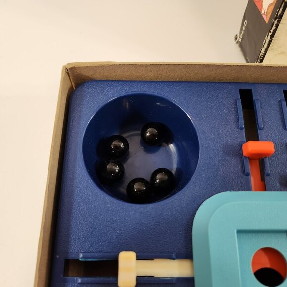 Stay Alive Board Game Milton Bradley Canada Bilingual Version COMPLETE Vtg - Picture 3 of 14